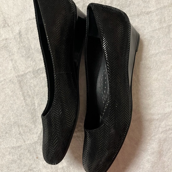 Black dress shoe with wedge heel. - Picture 4 of 8